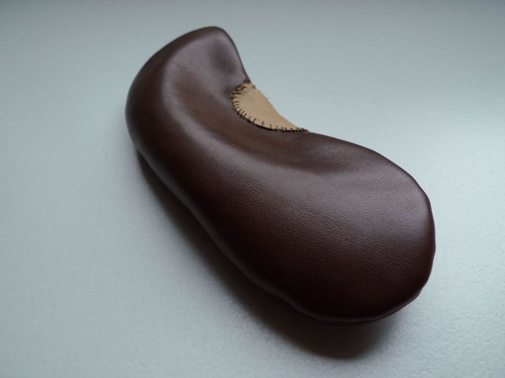 z.t. (boon/bean-object) leather, rice 19 x 17 x 2